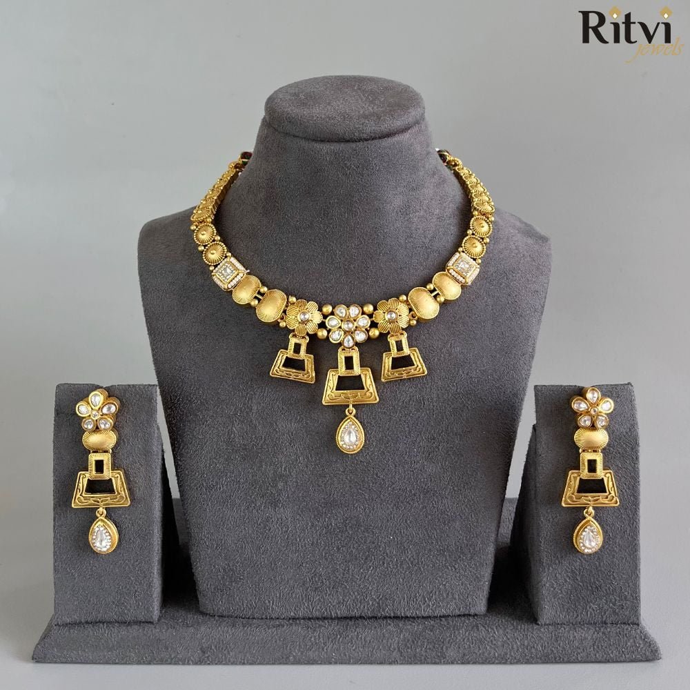 Ritvi-Gaurisha-Kundan-Rajwada-Necklace-Set-1.jpg Ritvi Gaurisha Kundan Rajwada Necklace Set - Image 1