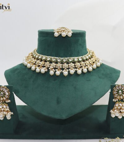 Hitanshi kundan necklace set with mang tika
