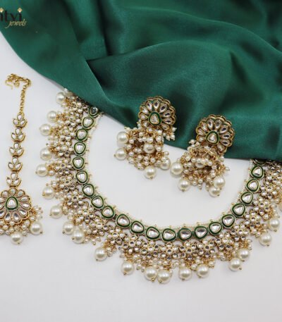 Hitanshi kundan necklace set with mang tika