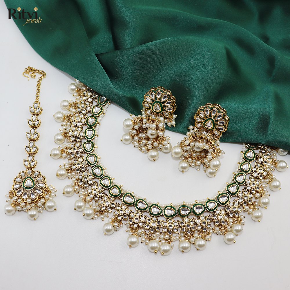 hitanshi 3 Hitanshi kundan necklace set with mang tika